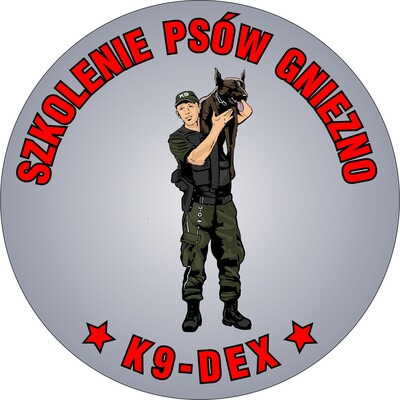 Ilustracja: Mężczyzna w uniformie trzyma na ramionach psa, otoczone napisem 'Szkolenie Psów Gniezno' i hasłem 'K9-DEX' z gwiazdami.