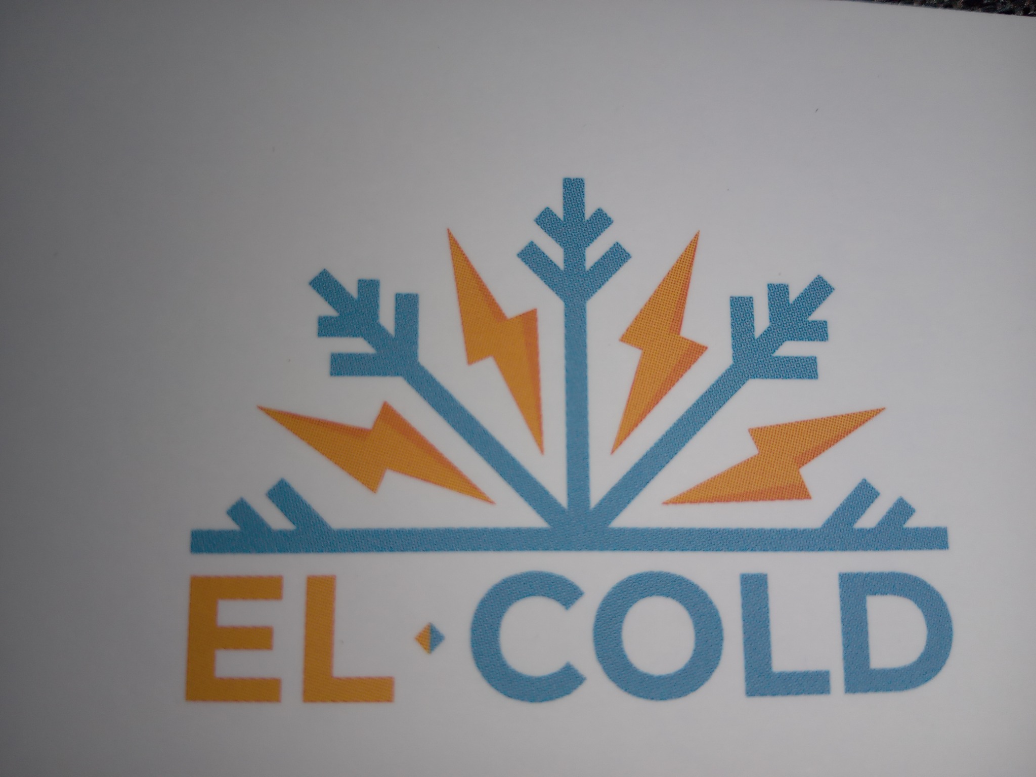 Logo firmy 'EL-COLD' z motywem płatka śniegu i błyskawic w kolorach niebieskim i pomarańczowym na białym tle.