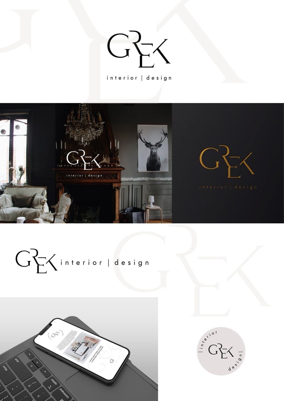 Kompozycja prezentująca logo firmy projektującej wnętrza w różnych wariantach: na wizualizacji salonu z kominkiem, na czarnym tle w złotej kolorystyce oraz na ekranie smartfona leżącego...