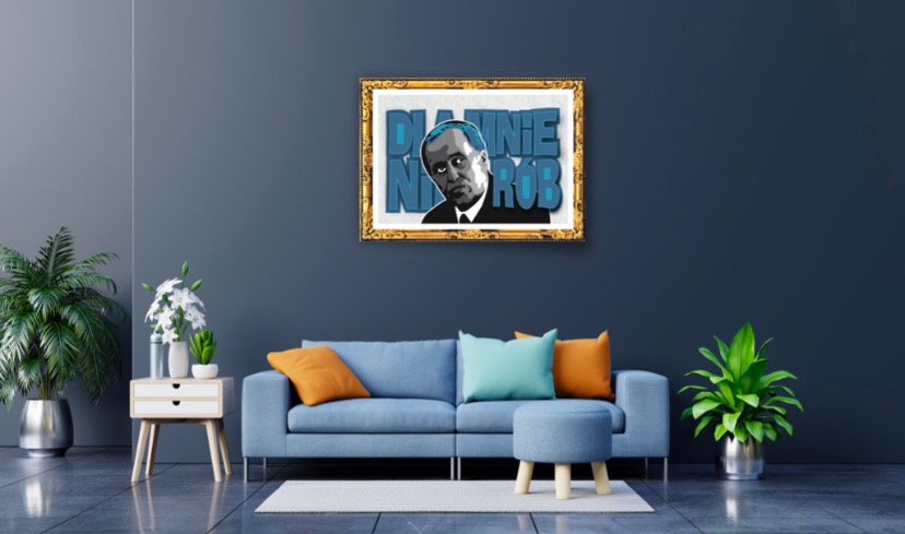 Wnętrze pokoju z niebieską sofą, stolikiem z kwiatami i obrazem w złotej ramie przedstawiającym portret mężczyzny z napisem 'Dla mnie nie rób'.