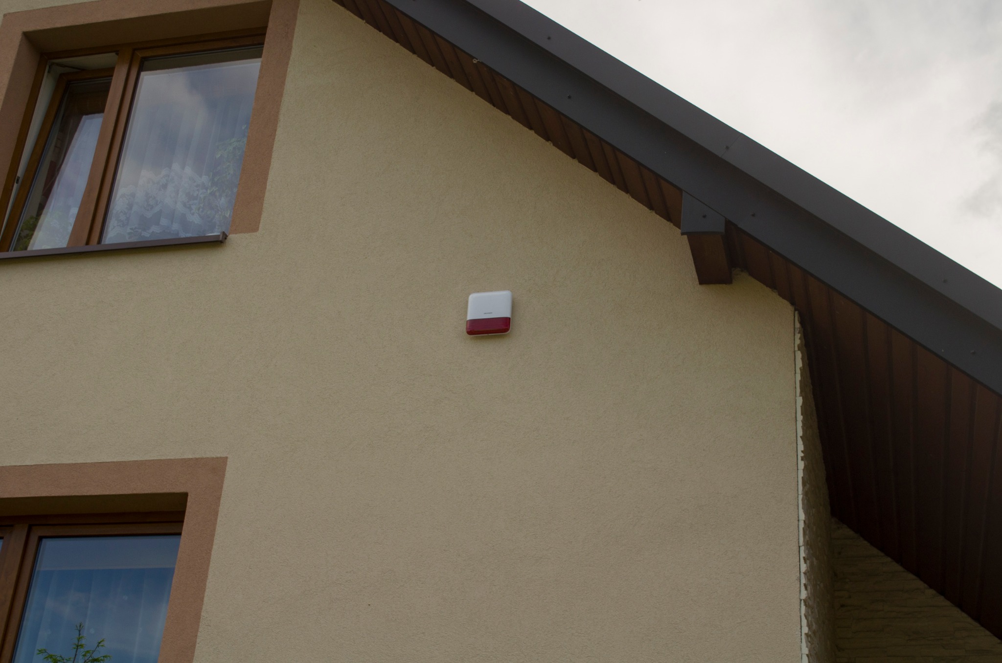 Monitoring z wykorzystaniem inteligentnej analizy obiektów połączony z bezprzewodowym systemem alarmowym.