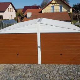 Biała konstrukcja garażowa, świetnie wpisująca się w otoczenie