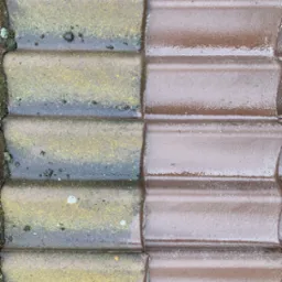 Porównanie: Połowa brudnych, mokrych dachówek pokrytych mchem i algami, druga połowa czysta, mokra, w kolorze brązowym.