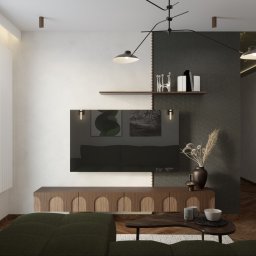 SUSPENS studio - Nowoczesny salon z zieloną sofą, drewnianą szafką RTV i czarno-białą ścianą akcentową. Na ścianie półki z dekoracjami i czarny telewizor. Całość oświetlona wiszącą lampą.