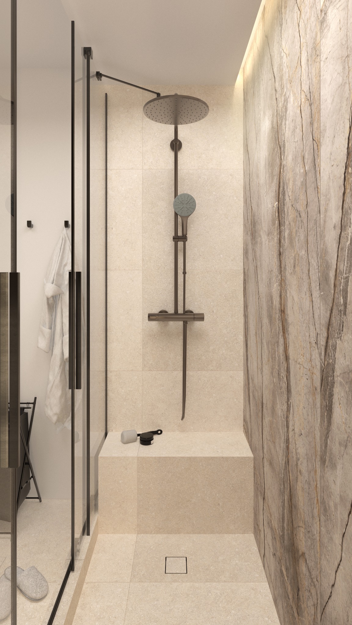 Nowoczesna kabina prysznicowa z deszczownicą, beżowe płytki i marmurowa ściana. Widoczny fragment szklanej ścianki i biały szlafrok na wieszaku.