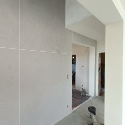 Pro Standard Bartłomiej Miczołek - Ściana z płyt kartonowo-gipsowych z widocznymi łączeniami w nowym budownictwie w Nowym Sączu, na podłodze widoczny sprzęt budowlany.