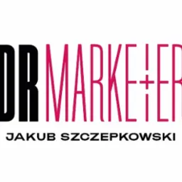 Logo firmy Dr Marketer Jakub Szczepkowski w kolorach czarnym i różowym na białym tle.
