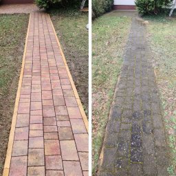 Cleanhouse_warszawa - Porównanie stanu kostki brukowej przed i po czyszczeniu: po lewej stronie świeżo wyczyszczona, czerwono-brązowa kostka z żółtą obwódką, po prawej stronie brudna, szara kostka porośnięta mchem.