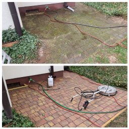 Cleanhouse_warszawa - Porównanie kostki brukowej przed i po czyszczeniu, widoczne różnice w kolorze i usunięcie mchu, z użyciem myjki ciśnieniowej i węży.