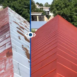 Porównanie dachu przed i po renowacji: zniszczona, częściowo oczyszczona powierzchnia po lewej stronie i odnowiony, czerwony dach z blachy falistej po prawej stronie.