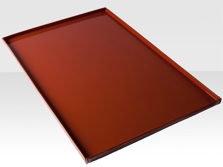 Prostokątna, brązowa blacha z podniesionymi krawędziami, ułożona pod kątem na białym tle.