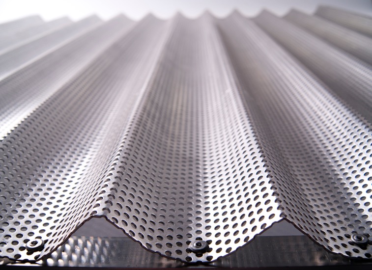 Falista, perforowana blacha z otworami, przymocowana śrubami, widok z dołu pod kątem.