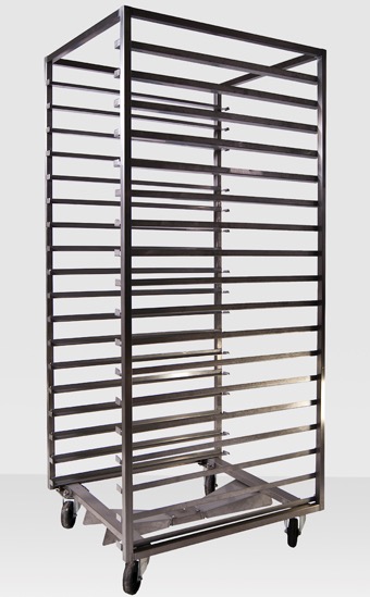 Wózek transportowy piekarniczy ze stali nierdzewnej, z wieloma poziomami na blachy, na kółkach, na neutralnym tle.