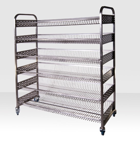 Wielopoziomowy, metalowy regał na kółkach z ażurowymi półkami, przeznaczony do przechowywania naczyń w gastronomii, widoczny na neutralnym tle.