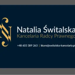 Wizytówka Kancelarii Radcy Prawnego Natalia Świtalska na granatowym tle z złotym, stylizowanym logo 'NŚ', numer telefonu i adres e-mail.