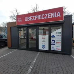 Biuro ubezpieczeń Generali w Brzegu, z widocznymi logotypami innych towarzystw ubezpieczeniowych na szybach.