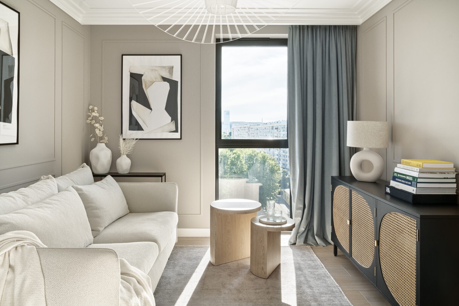 Jasny salon w neutralnych barwach z sofą, stolikami kawowymi z drewna i czarną komodą z rattanowymi frontami, widok na miasto za oknem.