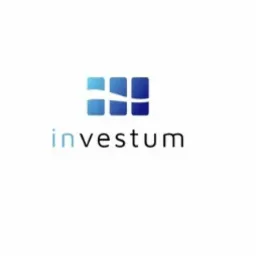Logo firmy Investum z motywem błękitnej fali w trzech kwadratach nad napisem nazwy firmy, na białym tle.