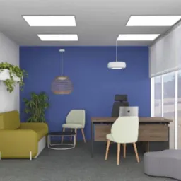 Wizualizacja biura: błękitna ściana, drewniane biurko z laptopem, krzesła, sofa, rośliny doniczkowe, lampy sufitowe i rolety okienne. Stonowana kolorystyka, nowoczesny styl.