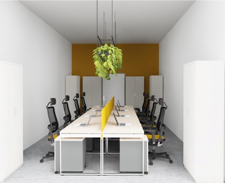 Nowoczesne biuro: długi stół z przegrodami, ergonomiczne krzesła, wisząca roślina i białe szafy. W tle ściana w odcieniach żółci. Minimalistyczny design.