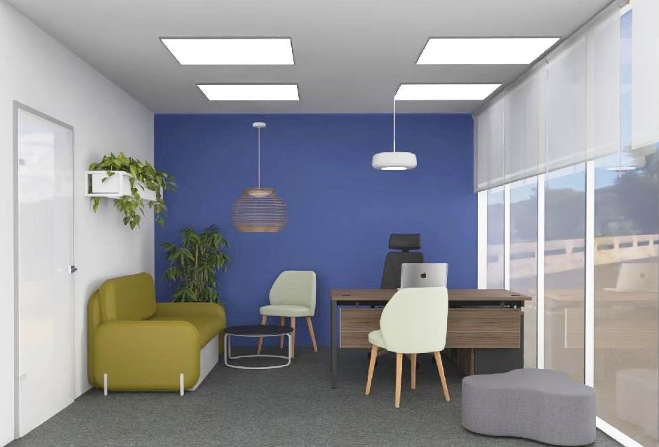 Wizualizacja biura: błękitna ściana, drewniane biurko z laptopem, krzesła, sofa, rośliny doniczkowe, lampy sufitowe i rolety okienne. Stonowana kolorystyka, nowoczesny styl.