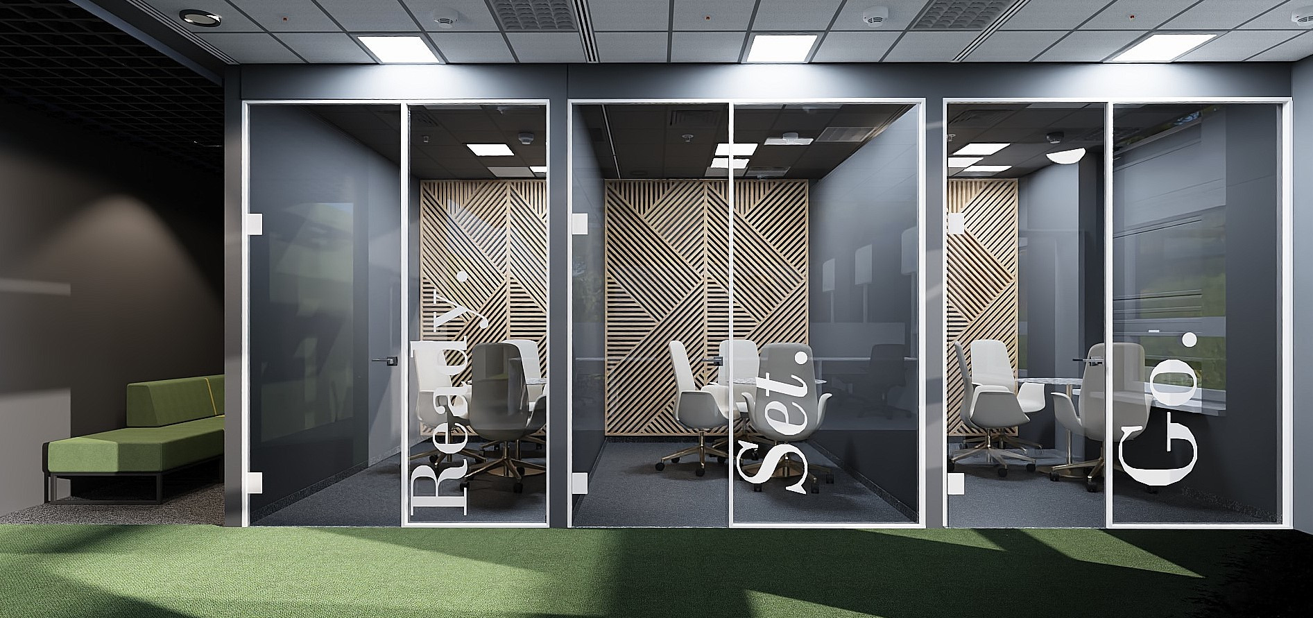 Trzy przeszklone sale konferencyjne z drewnianymi panelami dekoracyjnymi na ścianach, biurka z krzesłami obrotowymi, na szklanych ścianach naklejone białe napisy, obok zielona sofa i dywan w biurze.