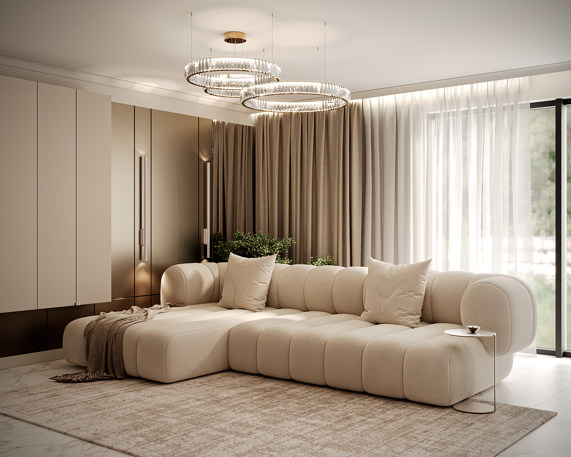 Beżowa sofa modułowa z poduszkami i pledem w salonie z marmurową podłogą, okrągłymi lampami i zasłonami. Minimalistyczny stolik pomocniczy.