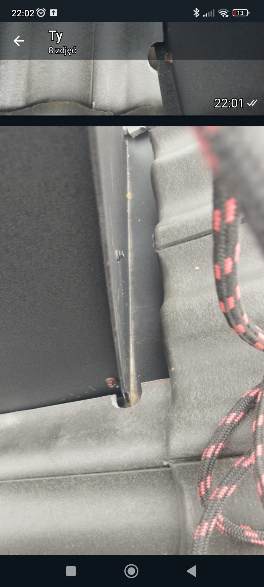 Fragment dachu z widoczną listwą wykończeniową i elementami mocującymi, zbliżenie na detal konstrukcyjny.