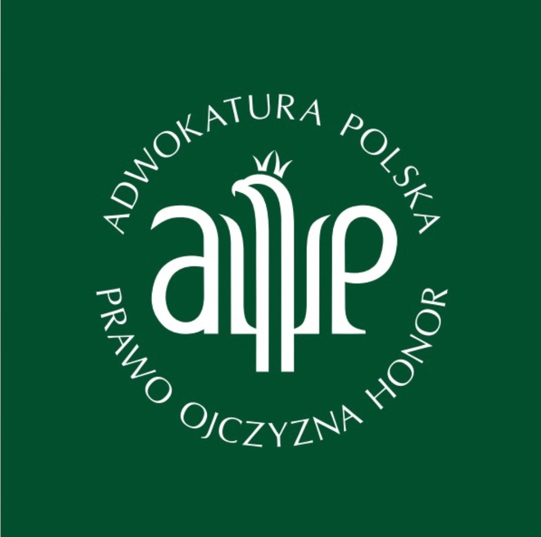 Logo Adwokatury Polskiej na zielonym tle, z białym orłem w koronie stylizowanym na litery A, P, E, oraz napisem 'Prawo Ojczyzna Honor' i 'Adwokatura Polska'.