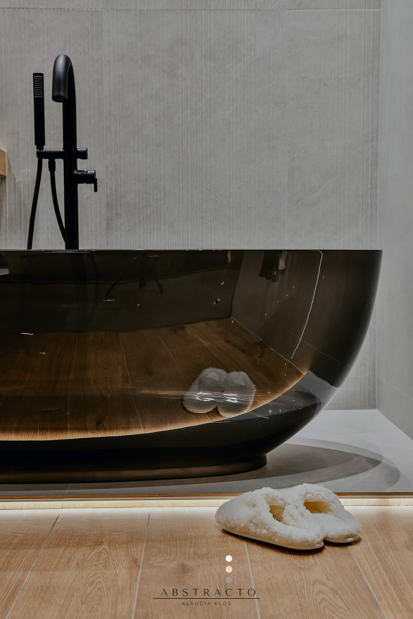 Nowoczesna łazienka: transparentna wanna na podświetlanej podłodze, czarna armatura i miękkie kapcie. Minimalizm i elegancja.