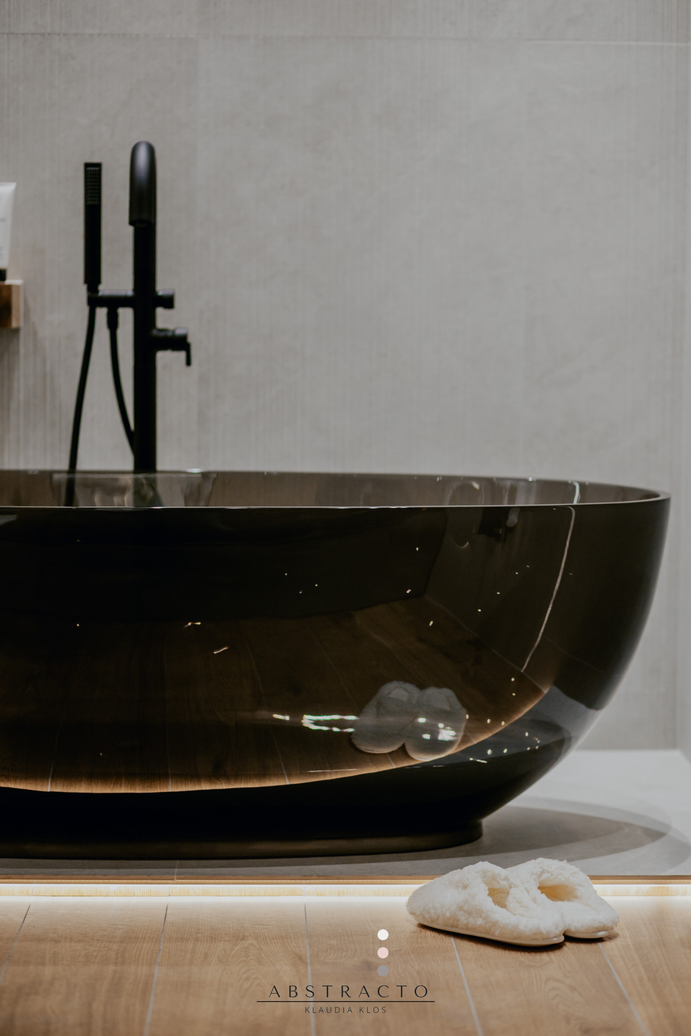 Stylowa, wolnostojąca wanna w nowoczesnej łazience w Rabce-Zdroju. Ujęcie z niskiego kąta, podkreślające gładką powierzchnię wanny i oświetlenie podłogowe.