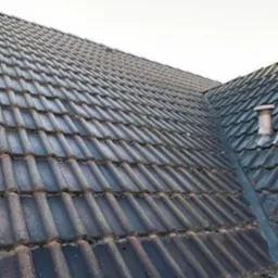 Mycie dachu przed i po.