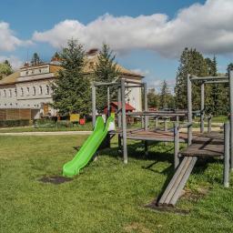 Place zabaw na terenie 5 ha Pałacu pod Bocianim Gniazdem runowo.pl