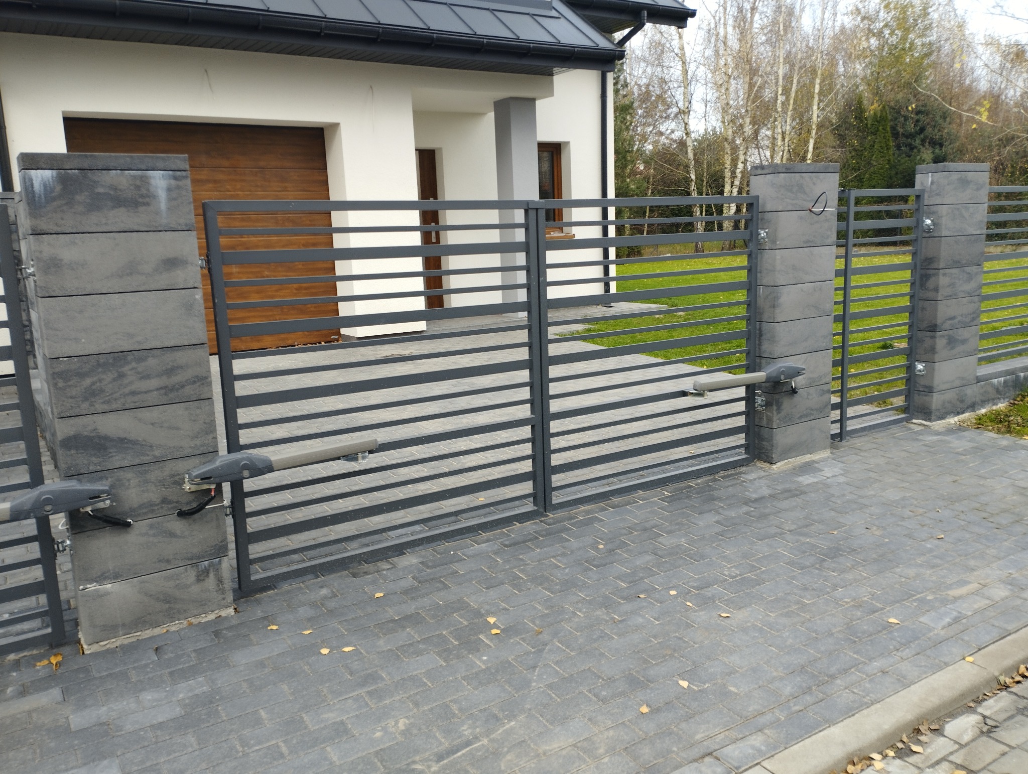Brama z napędem otwierana na zewnątrz na życzenie klienta ((droga prywatna)