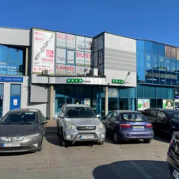 Jesteśmy na pierwszym piętrze, po prawej stronie.