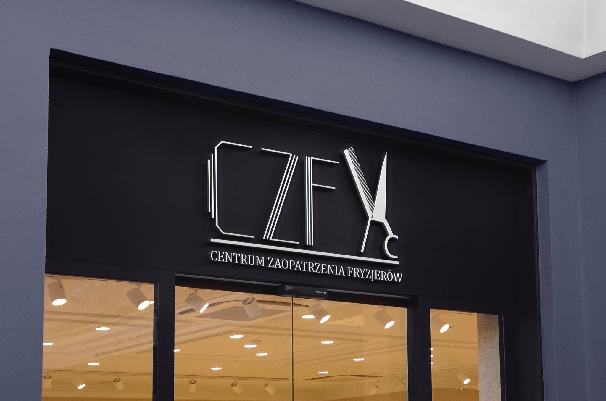 Eleganckie logo 'CZEF' Centrum Zaopatrzenia Fryzjerów w stylu art deco, zintegrowane z symbolem nożyczek i grzebienia, umieszczone nad wejściem do sklepu z oświetlonym wnętrzem.