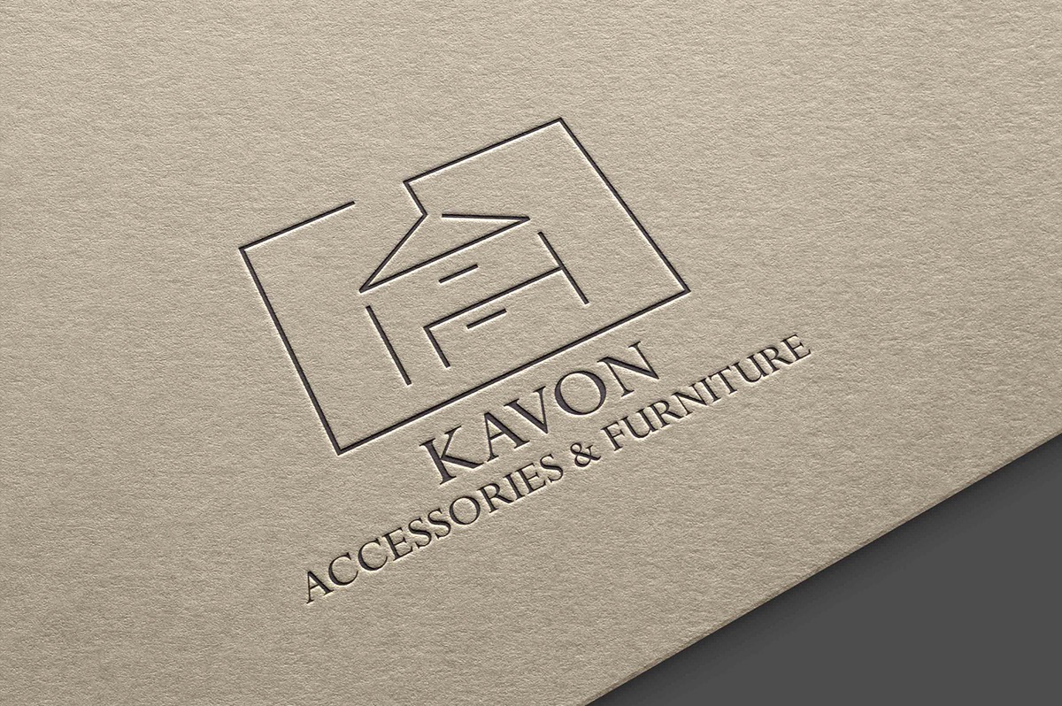 Elegancko wytłoczone logo 'KAVON Accessories & Furniture' na beżowym papierze fakturowanym, z geometrycznym symbolem domu.