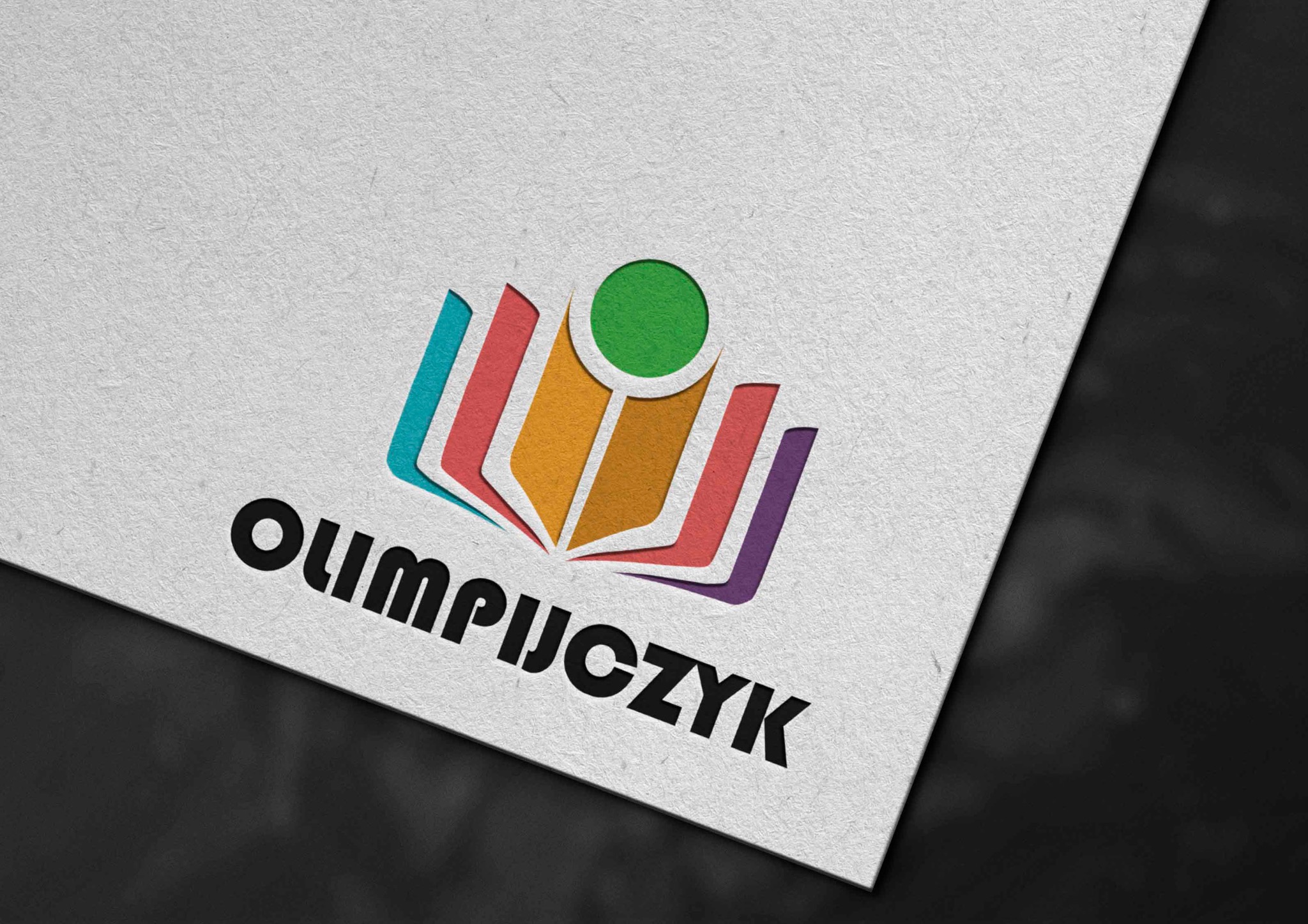 Logo firmy 'Olimpijczyk' przedstawione na teksturowanym papierze, z abstrakcyjnym symbolem otwartej książki w kolorach turkusowym, pomarańczowym, żółtym, czerwonym i fioletowym, zwieńczonym...