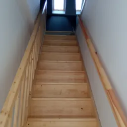 Montaż schodów drewnianych prefabrykowanych