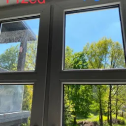 Okno PCV podzielone na dwie części: lewa brudna z widocznym zanieczyszczeniem, prawa czysta z widokiem na zieleń drzew i błękitne niebo, z podpisami 'Przed' i 'Po'.