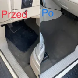 Porównanie dywanika samochodowego przed i po czyszczeniu: strona lewa z zabrudzeniami, prawa strona czysta, widoczne elementy wnętrza samochodu.