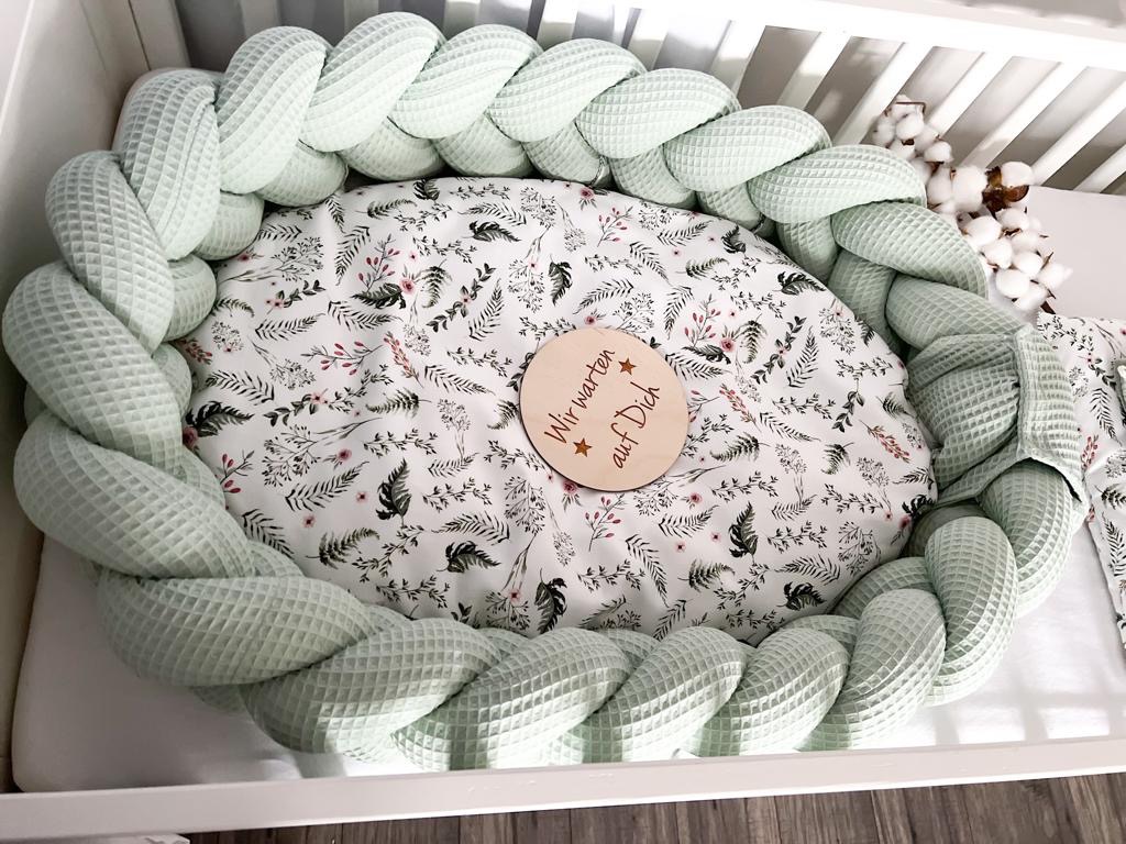 Kokony 2 w 1. Po rozłożeniu może służyć jako mata dla niemowlaka oraz ochraniacz do łóżeczka