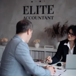 Konsultacja w biurze: kobieta w okularach i marynarce omawia dokumenty z klientem, w tle logo 'Elite Accountant' i dekoracje.