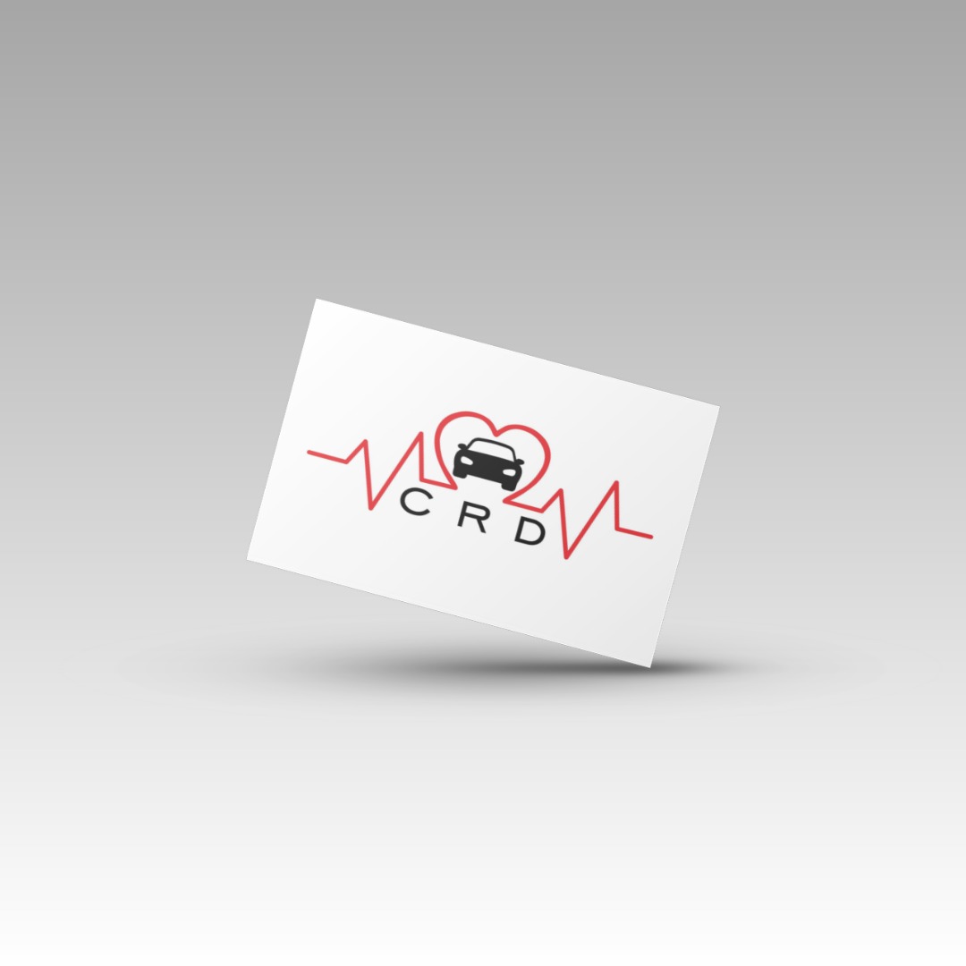 Wizytówka z grafiką pulsu serca, sylwetki samochodu i liter CRD, lekko uniesiona nad szarym tłem.