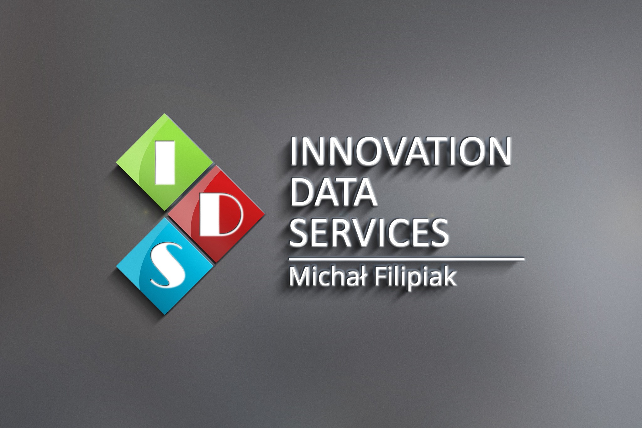 Logo firmy Innovation Data Services Michała Filipiaka z elementami graficznymi w postaci trzech kwadratów w kolorach zielonym, czerwonym i niebieskim, zawierających litery I, D i S.
