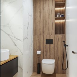 REMHOME - Nowoczesna łazienka z marmurowymi płytkami, drewnopodobnymi szafkami z oświetleniem LED, wiszącą toaletą i czarną armaturą.
