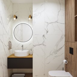 REMHOME - Nowoczesna łazienka we Wrocławiu z marmurowymi płytkami ściennymi, okrągłym lustrem z podświetleniem LED, drewnianą podłogą i wiszącą toaletą.