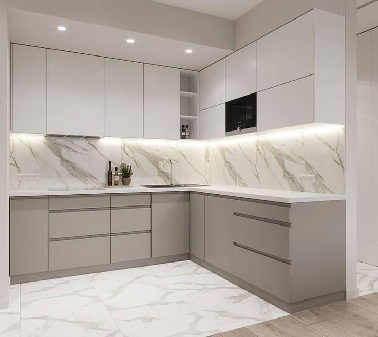 Nowoczesna kuchnia w odcieniach szarości i bieli z marmurowym wzorem na ścianie i podłodze, oświetlenie LED pod szafkami górnymi, minimalistyczny design.