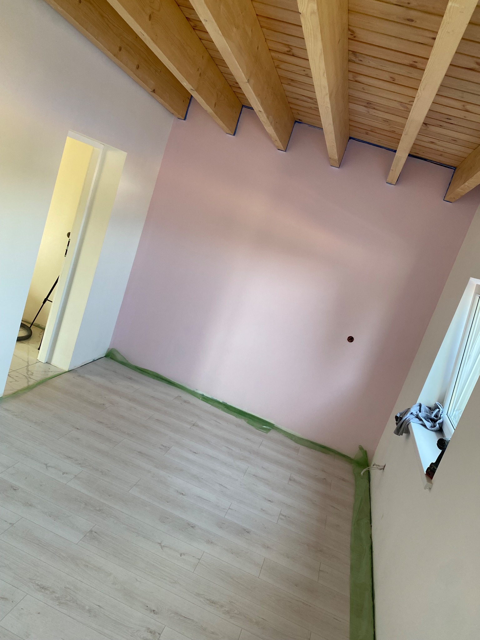 Montaż paneli podłogowych, folia paroizolacyjna, podkłady pod panele