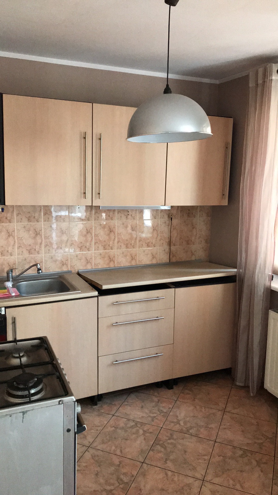 Klient zażyczył sobie oklejenia całej kuchni folia biały połysk, blat oklejony czarna folia